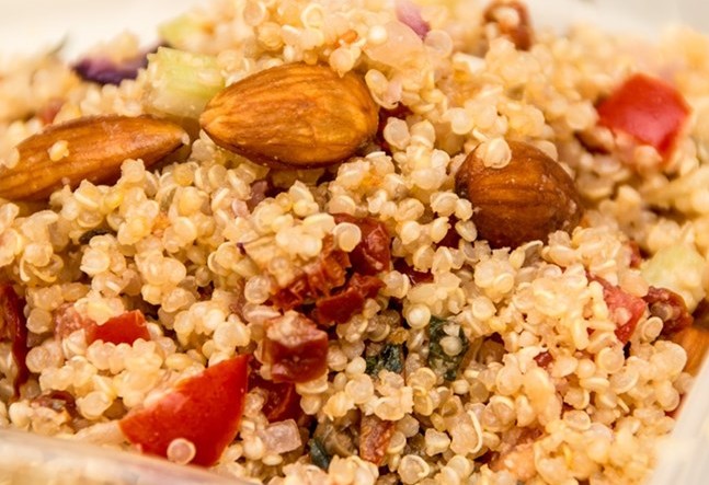 quinoa mandorle e pomodorini secchi