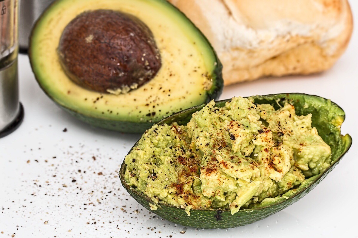 Barchette di avocado e peperoncino dolce